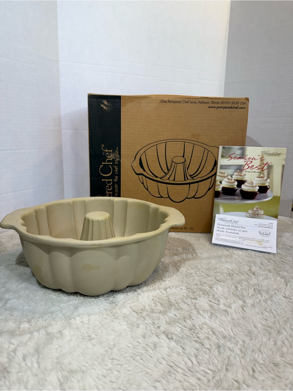 The Pampered Chef #1440 Stoneware Fluted Bundt Pan
